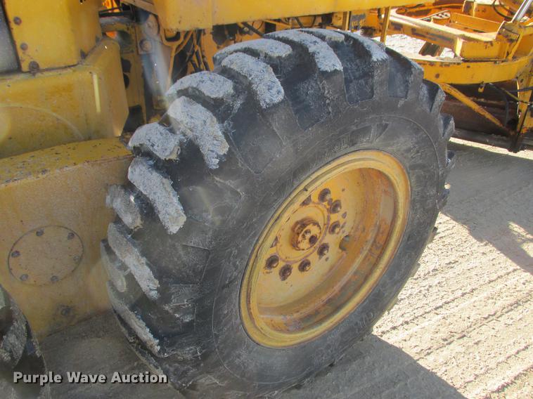 image for item DA8315 1984 John Deere 570A motor grader