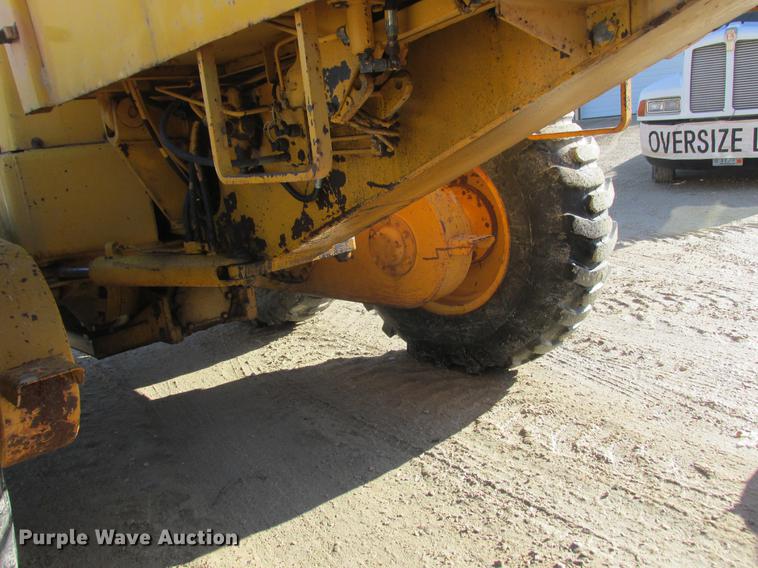 image for item DA8315 1984 John Deere 570A motor grader