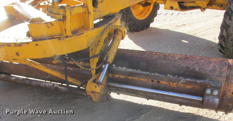 image for item DA8315 1984 John Deere 570A motor grader