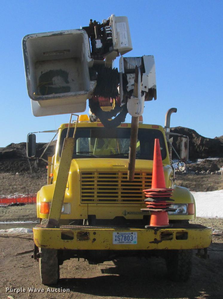 image for item DA8317 1993 International 4800 bucket truck