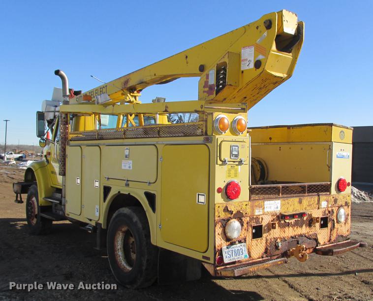 image for item DA8317 1993 International 4800 bucket truck