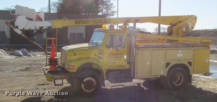image for item DA8317 1993 International 4800 bucket truck