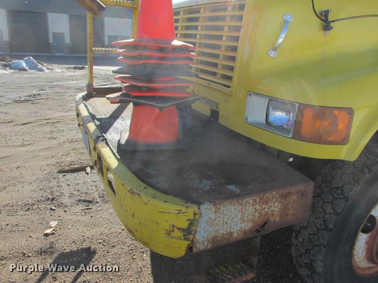 image for item DA8317 1993 International 4800 bucket truck