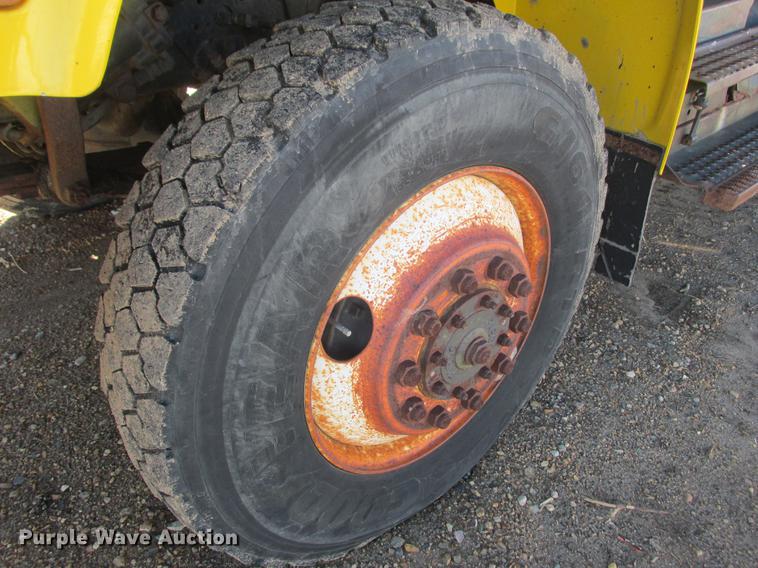 image for item DA8317 1993 International 4800 bucket truck