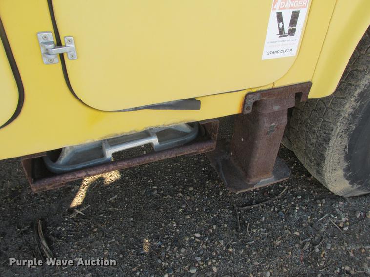 image for item DA8317 1993 International 4800 bucket truck