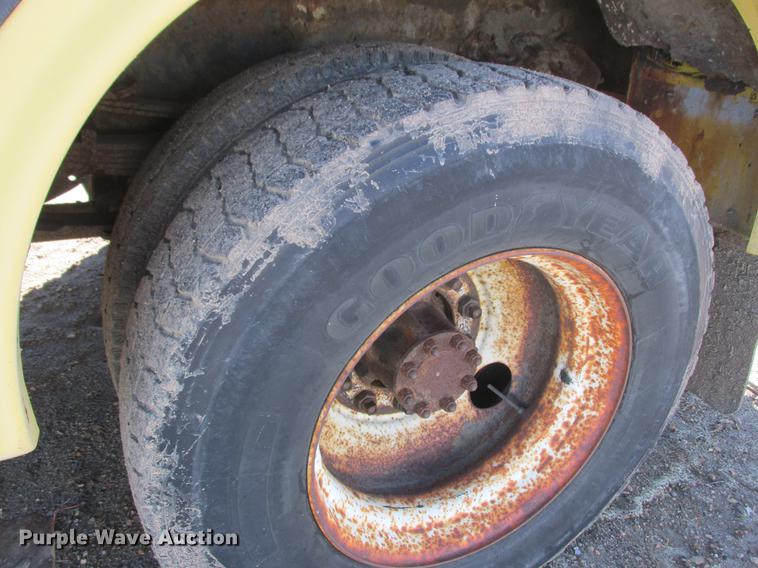 image for item DA8317 1993 International 4800 bucket truck