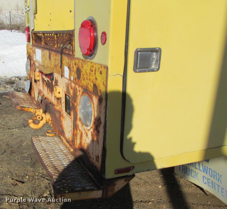 image for item DA8317 1993 International 4800 bucket truck