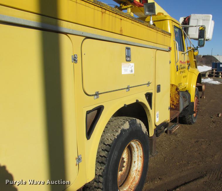 image for item DA8317 1993 International 4800 bucket truck