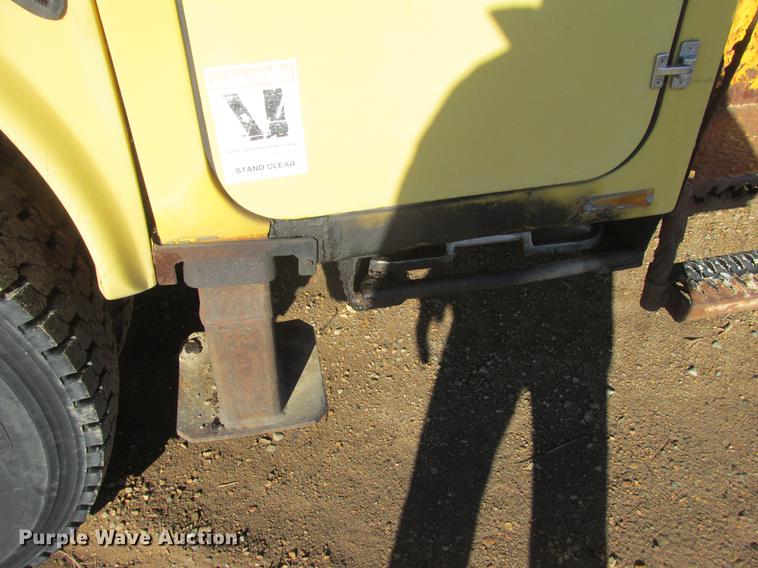 image for item DA8317 1993 International 4800 bucket truck