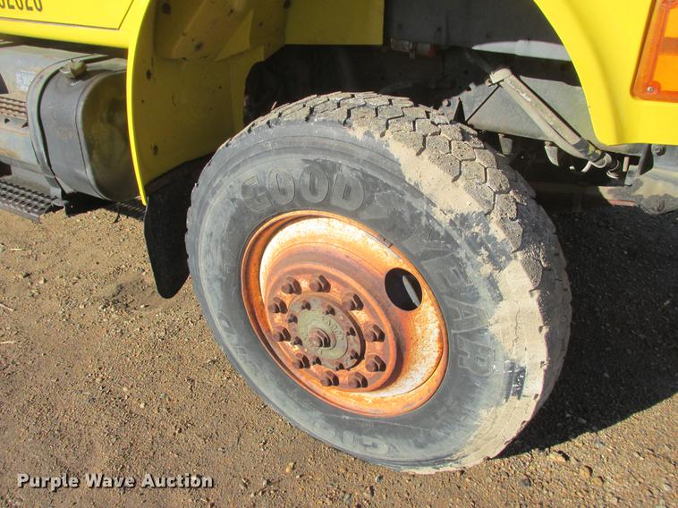 image for item DA8317 1993 International 4800 bucket truck