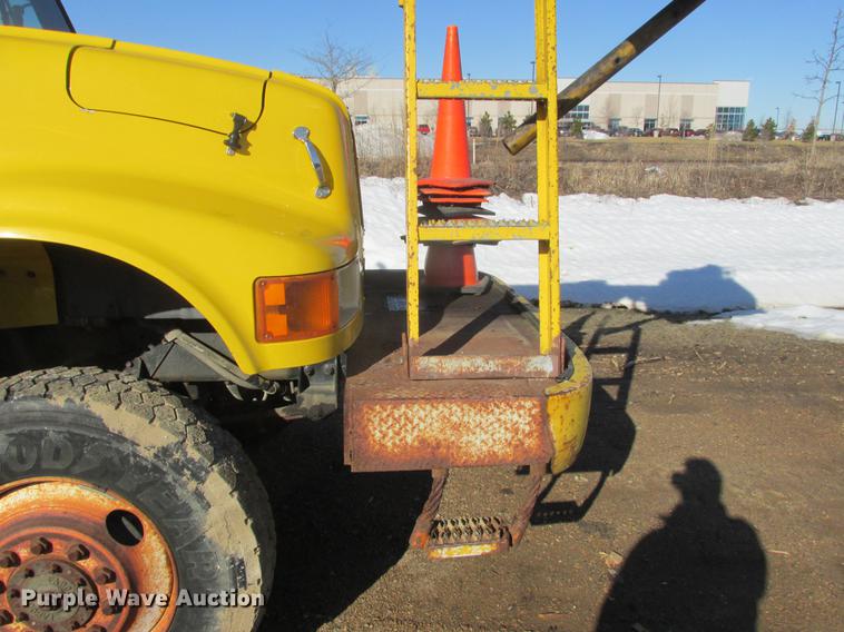 image for item DA8317 1993 International 4800 bucket truck