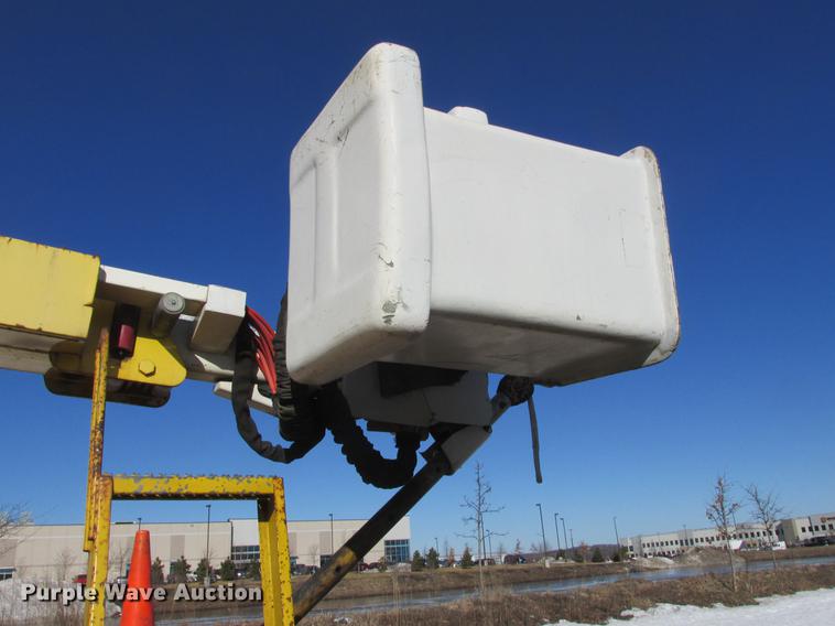 image for item DA8317 1993 International 4800 bucket truck