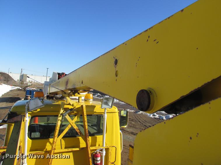 image for item DA8317 1993 International 4800 bucket truck