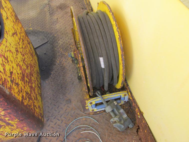 image for item DA8317 1993 International 4800 bucket truck