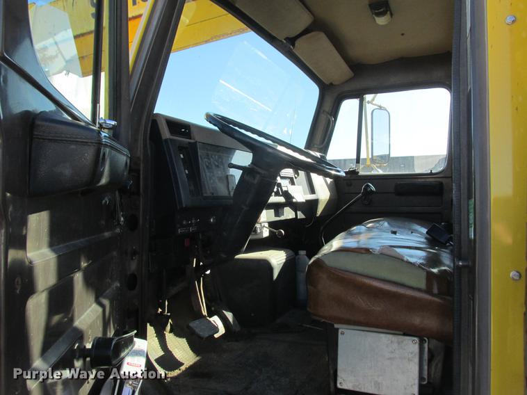 image for item DA8317 1993 International 4800 bucket truck