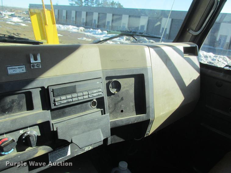 image for item DA8317 1993 International 4800 bucket truck