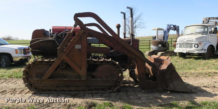 image for item DB8842 International TD9 track loader