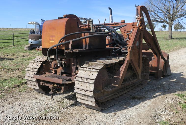 image for item DB8842 International TD9 track loader