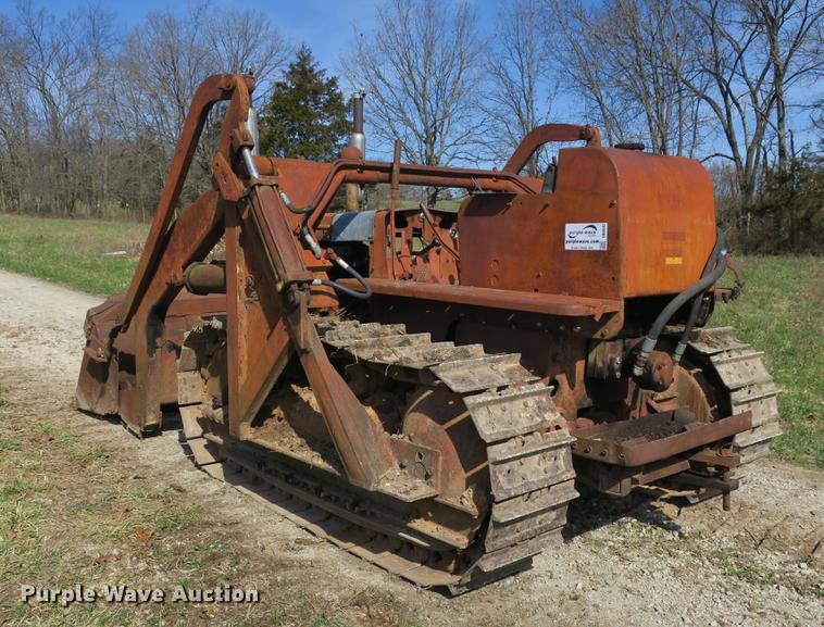 image for item DB8842 International TD9 track loader