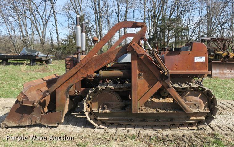 image for item DB8842 International TD9 track loader