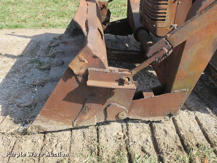 image for item DB8842 International TD9 track loader