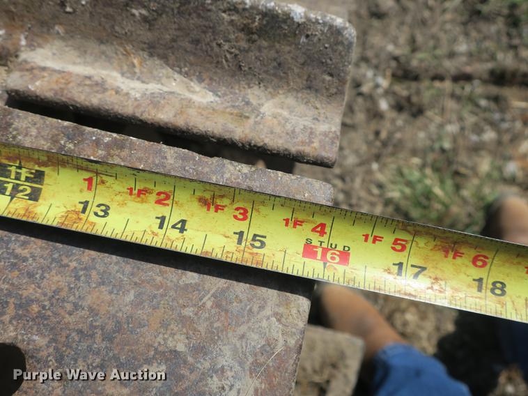 image for item DB8842 International TD9 track loader