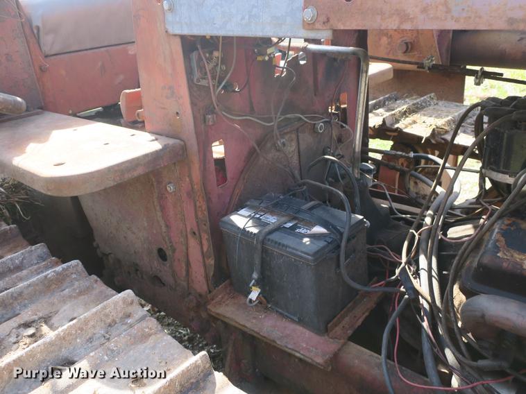 image for item DB8842 International TD9 track loader