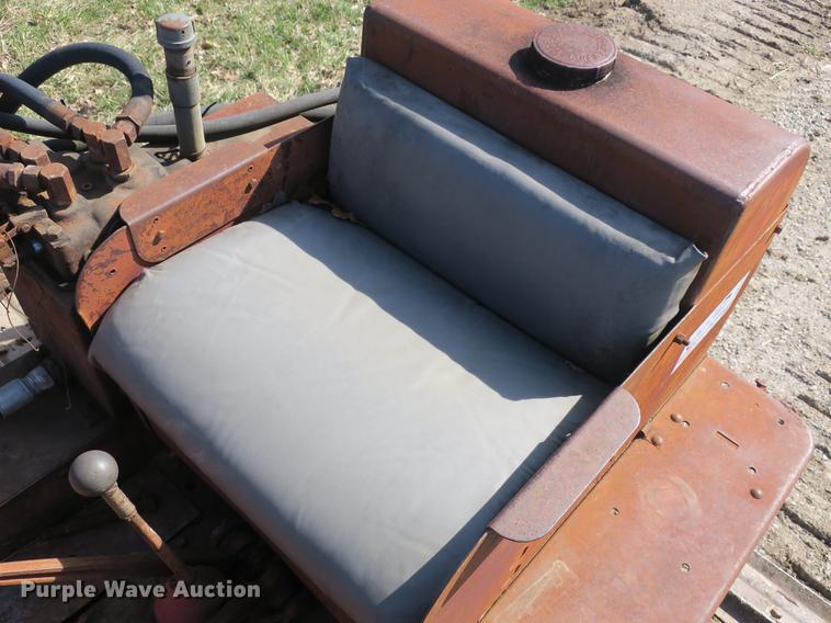 image for item DB8842 International TD9 track loader