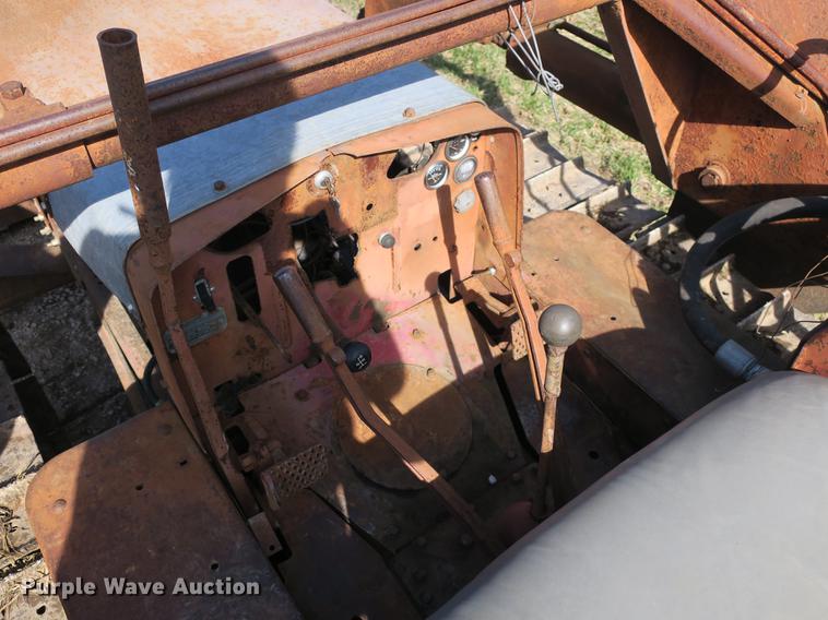 image for item DB8842 International TD9 track loader