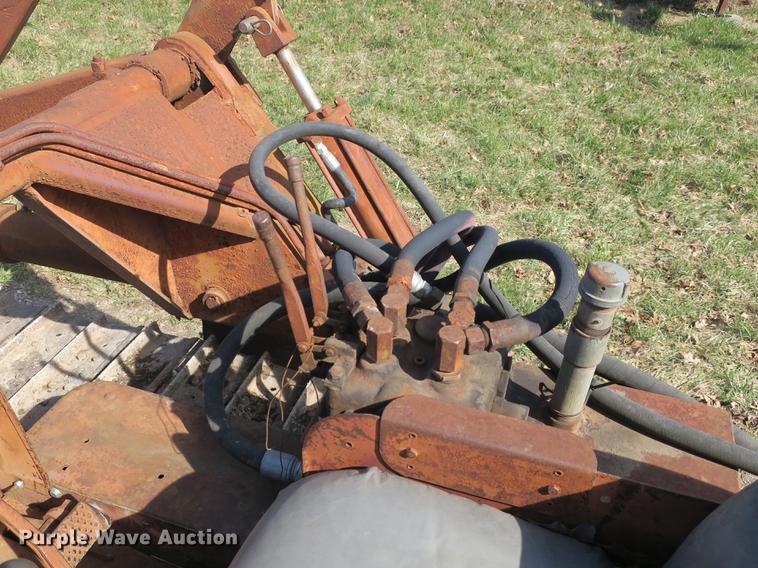 image for item DB8842 International TD9 track loader