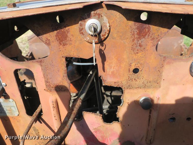 image for item DB8842 International TD9 track loader