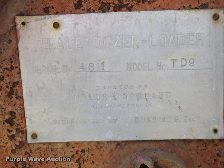 image for item DB8842 International TD9 track loader