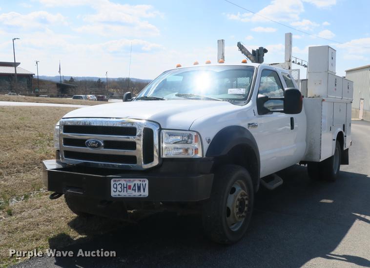 image for item DB8848 2007 Ford F550 SuperCab service truck with crane