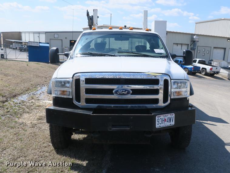 image for item DB8848 2007 Ford F550 SuperCab service truck with crane