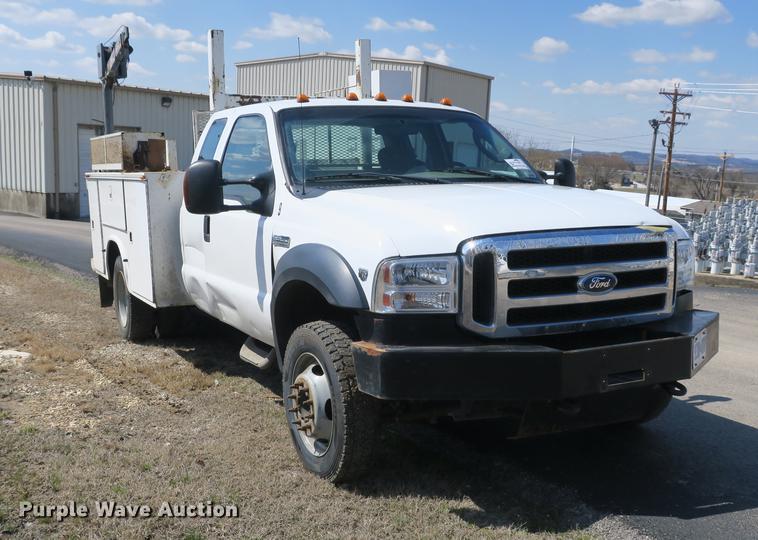 image for item DB8848 2007 Ford F550 SuperCab service truck with crane