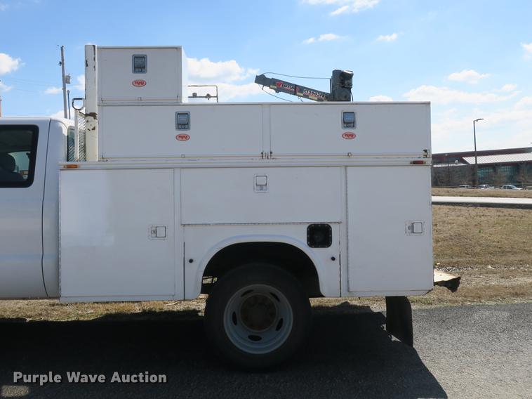 image for item DB8848 2007 Ford F550 SuperCab service truck with crane