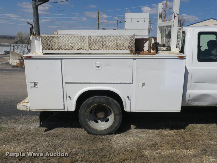 image for item DB8848 2007 Ford F550 SuperCab service truck with crane
