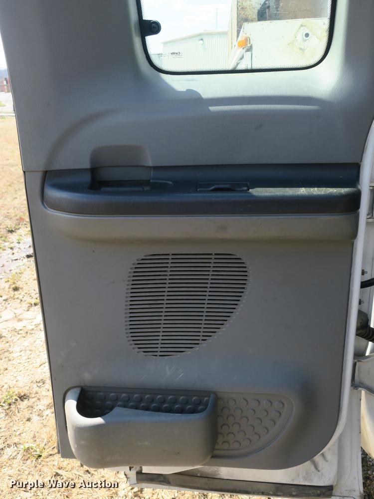 image for item DB8848 2007 Ford F550 SuperCab service truck with crane