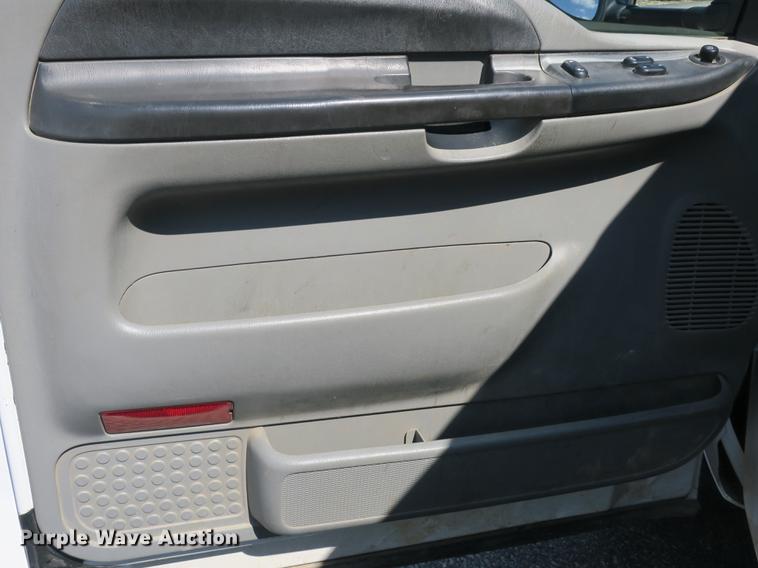 image for item DB8848 2007 Ford F550 SuperCab service truck with crane