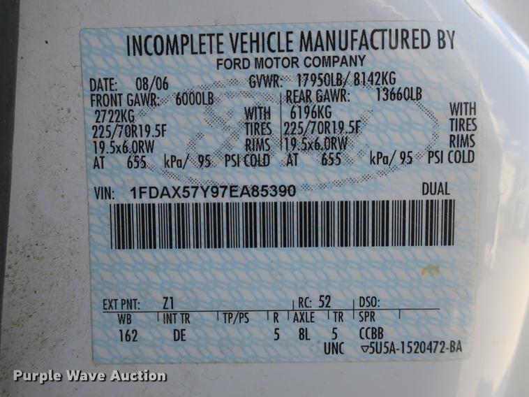 image for item DB8848 2007 Ford F550 SuperCab service truck with crane