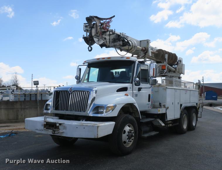 image for item DB8849 2004 International 7400 digger derrick truck