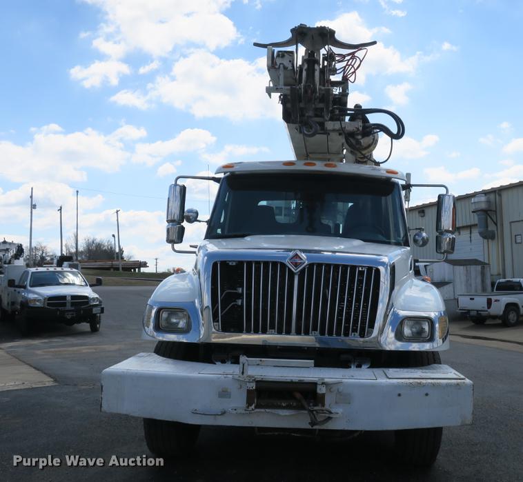 image for item DB8849 2004 International 7400 digger derrick truck