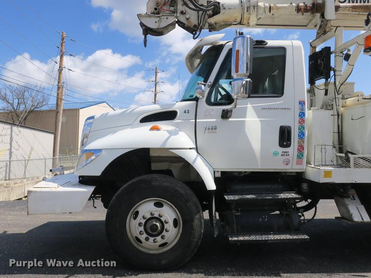 image for item DB8849 2004 International 7400 digger derrick truck