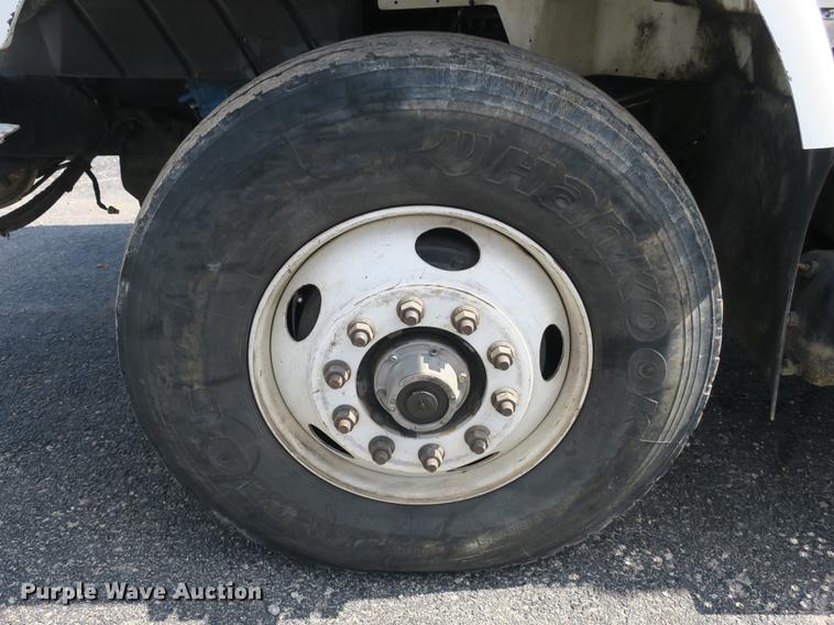 image for item DB8849 2004 International 7400 digger derrick truck