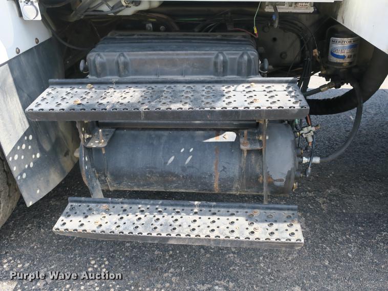 image for item DB8849 2004 International 7400 digger derrick truck