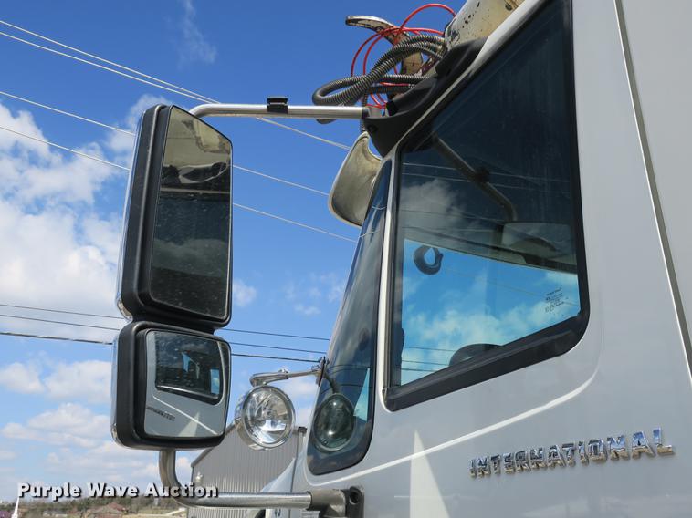 image for item DB8849 2004 International 7400 digger derrick truck