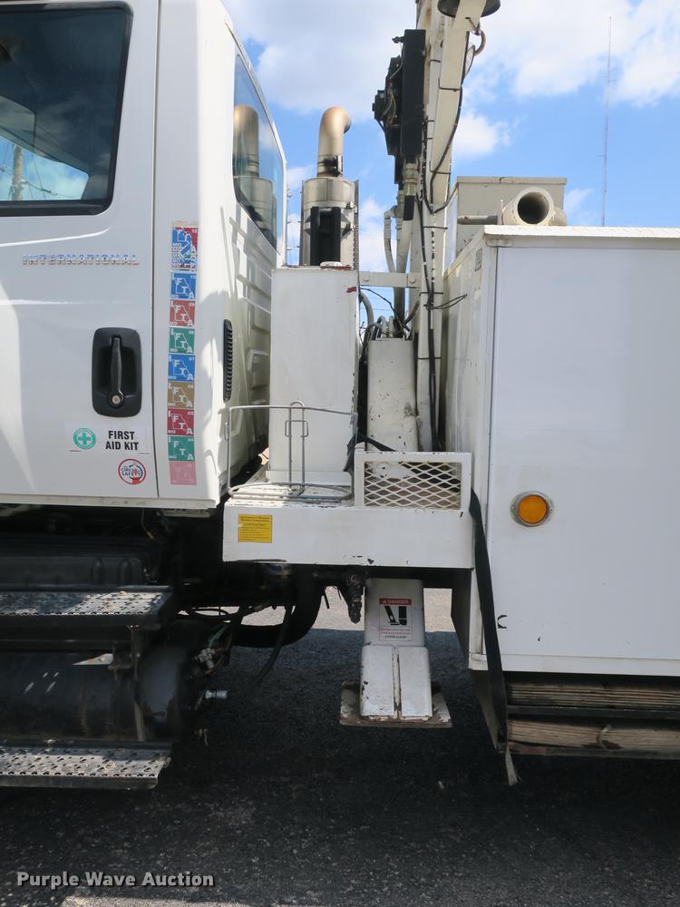 image for item DB8849 2004 International 7400 digger derrick truck