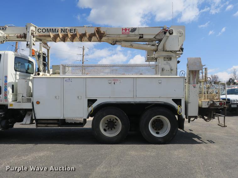 image for item DB8849 2004 International 7400 digger derrick truck