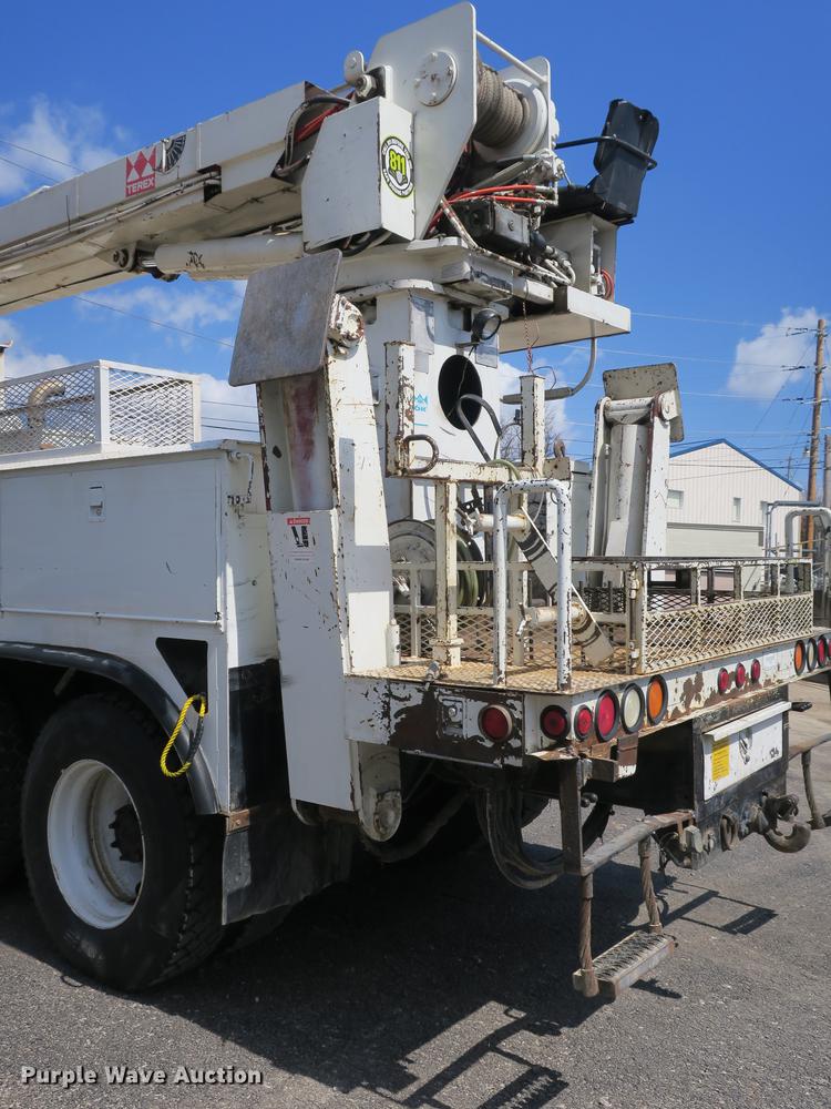 image for item DB8849 2004 International 7400 digger derrick truck