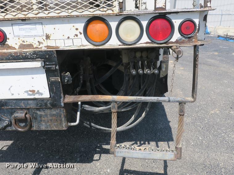 image for item DB8849 2004 International 7400 digger derrick truck